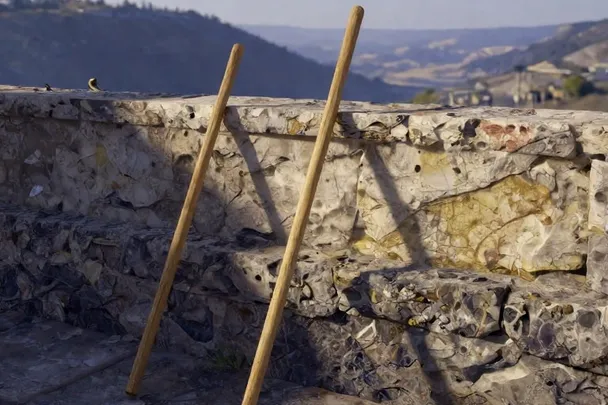 Dos bastones de madera junto a un mirador abierto al horizonte