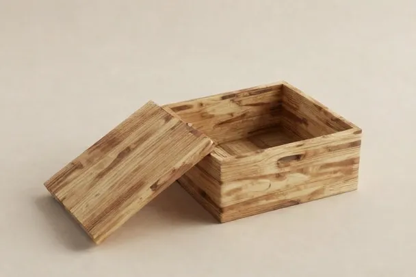 Caja de madera vacía con la tapa a un lado.