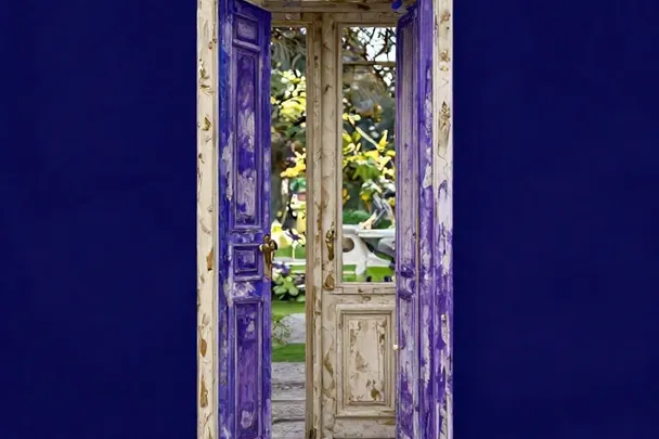 Puerta antigua restaurada se abre hacia un jardín al amanecer