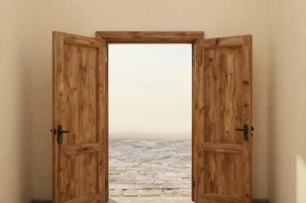 Puerta sencilla abierta a un patio al amanecer.