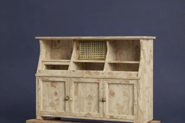 Carrito de taller vacío espera junto a una obra de madera terminada
