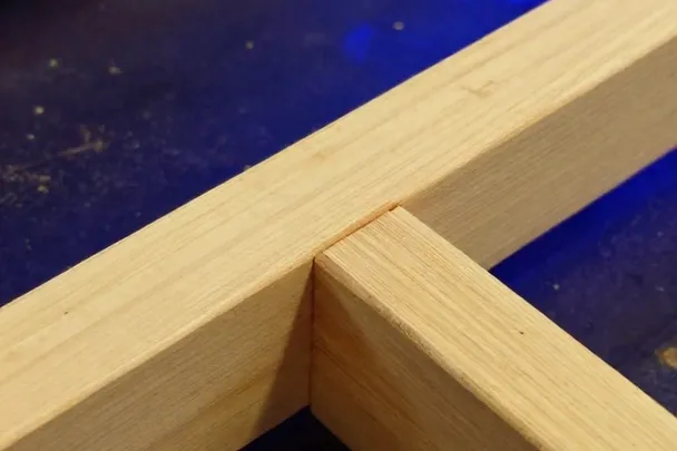 Ensamble de madera bien ajustado muestra una construcción cuidada