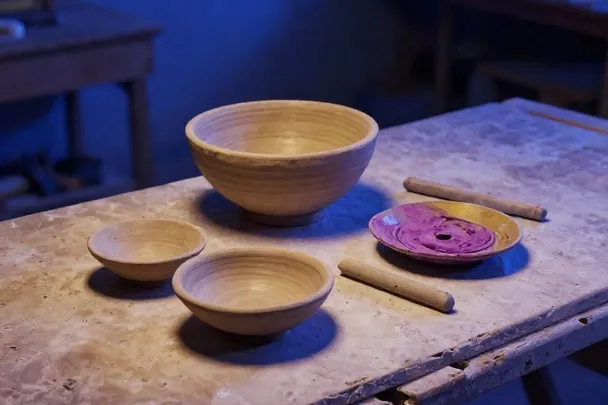 Cuenco de arcilla sin terminar descansa en un taller al atardecer