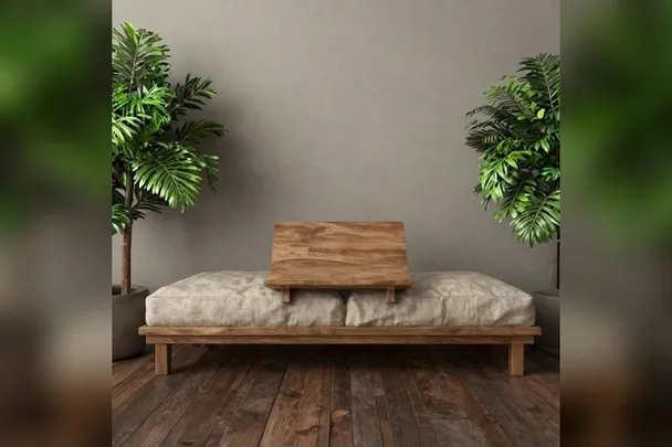 Atril de madera vacío junto a un banco de descanso en una sala tranquila.