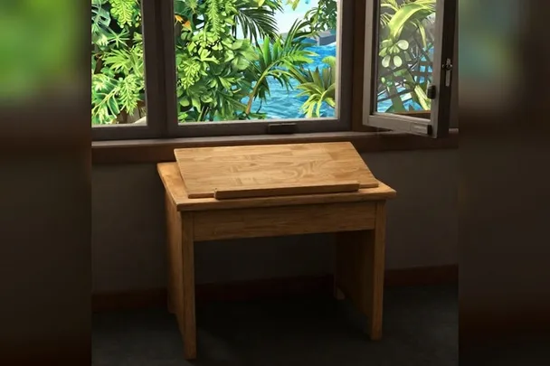 Mesa de estudio de madera bañada por la luz de una ventana abierta.