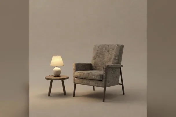 Sillón vacío junto a una pequeña lámpara sobre una mesa auxiliar.