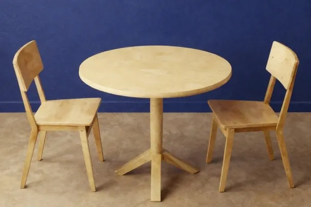 Mesa de reunión vacía recibe una luz uniforme desde ventanas altas