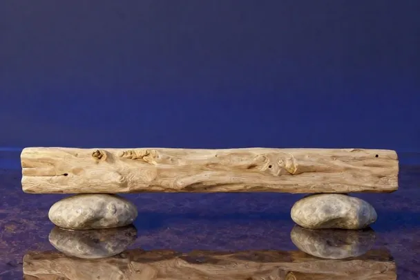 Arco simétrico se refleja invertido en agua completamente quieta