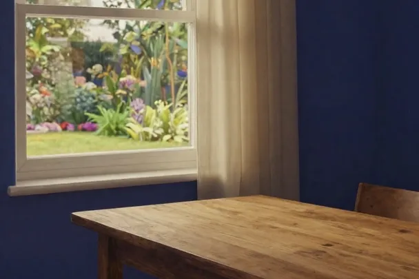 Ventana limpia que deja entrar luz sobre una mesa despejada.