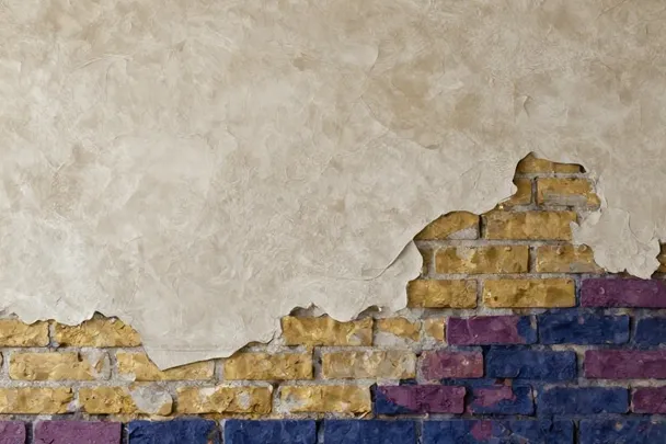 Revestimiento retirado deja ver ladrillos bien conservados en un muro