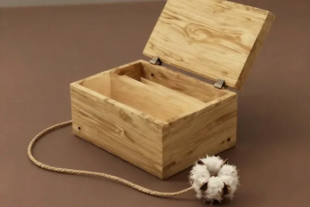 Cordón suelto junto a una caja de madera abierta.