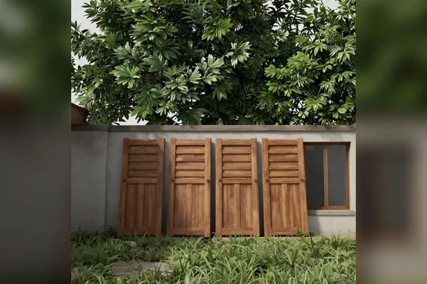 Postigos de madera retirados junto a una fachada que se está renovando.