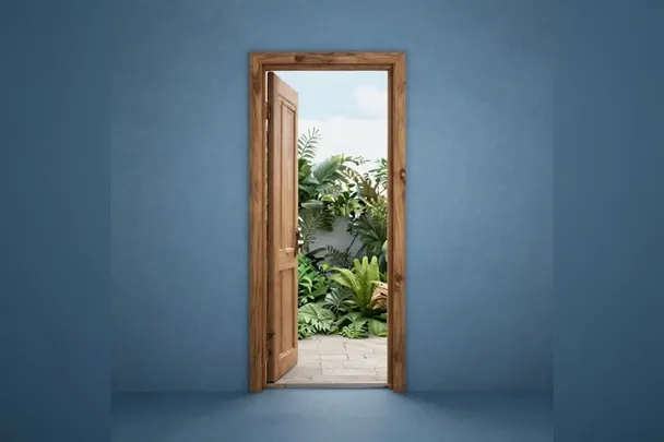 Puerta interior renovada abierta hacia la luz del amanecer.