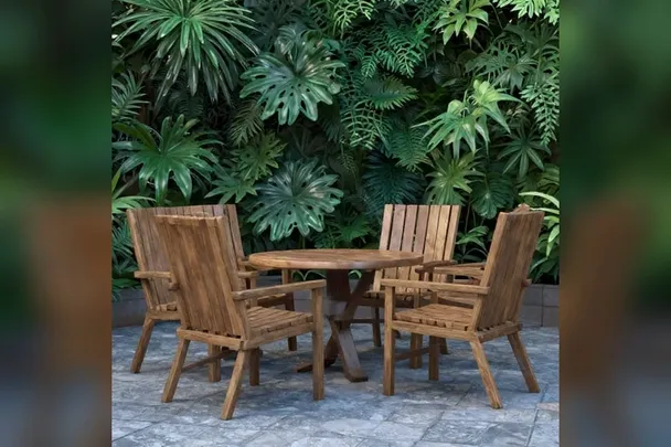 Sillas de terraza separadas alrededor de una mesa vacía.
