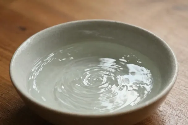 Ondas suaves en un cuenco de agua sobre una mesa.
