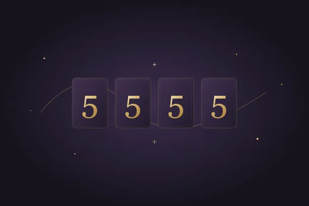 Cuatro cifras cinco doradas en paneles violetas, unidas por una línea curva
