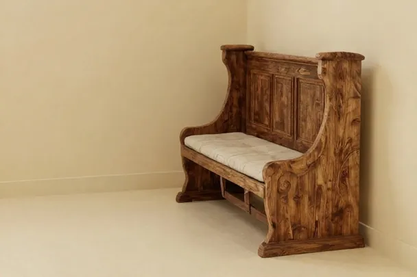 Banco de madera sencillo en un rincón tranquilo.
