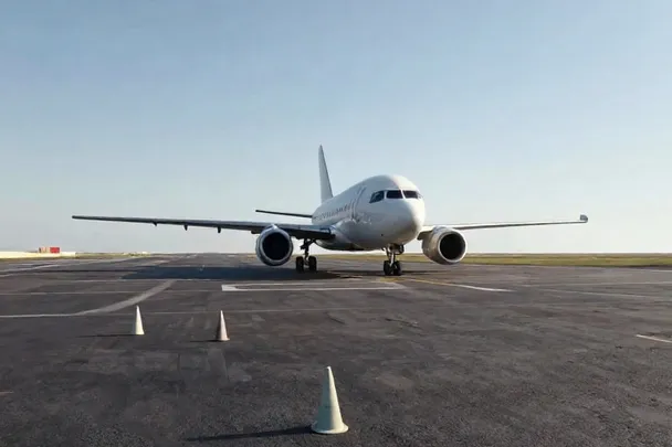 Avión intacto espera lejos de una pista cerrada con conos