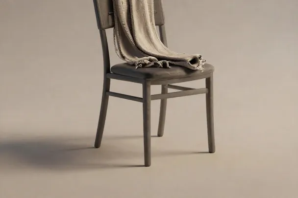 Silla vacía con una bufanda sobre el respaldo.