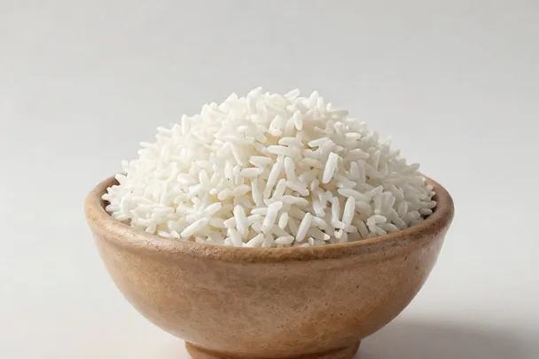 Arroz blanco cocido llena un cuenco de barro sencillo