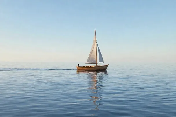 Velero de madera sobre agua tranquila.