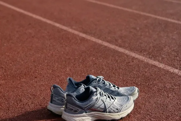 Zapatillas lisas esperan junto a una pista vacía