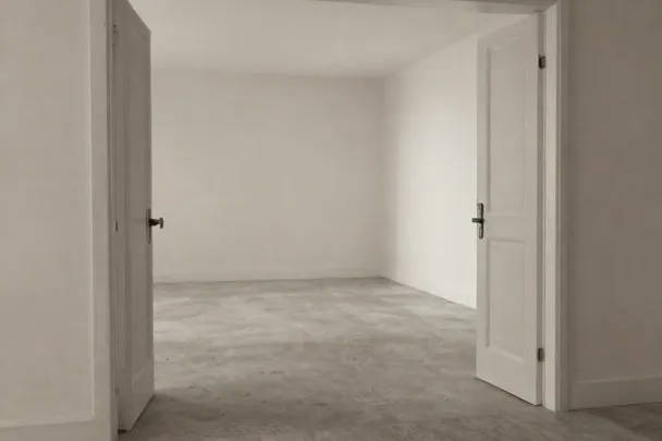 Sala vacía y luminosa se abre hacia otras habitaciones