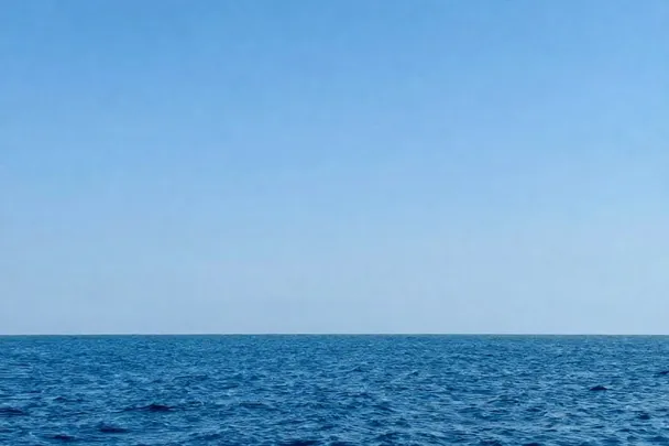 Mar abierto se extiende bajo un horizonte amplio y sereno