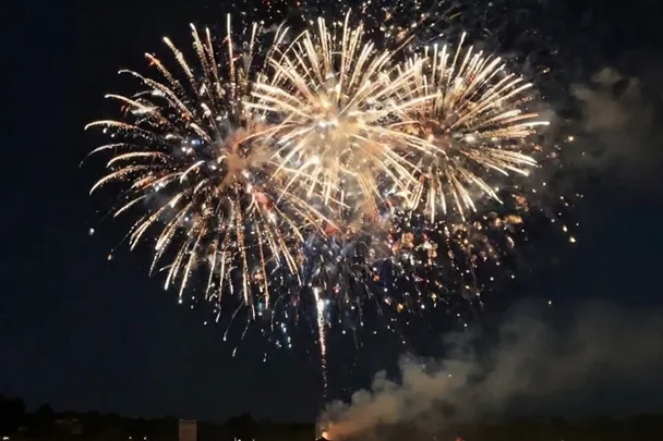 Fuegos artificiales de colores se abren sobre un lago vacío