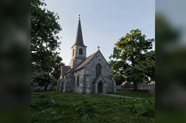 Iglesia de piedra permanece vacía entre árboles al amanecer