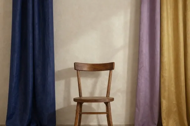 Una silla vacía proyecta sombras repetidas sobre una pared clara