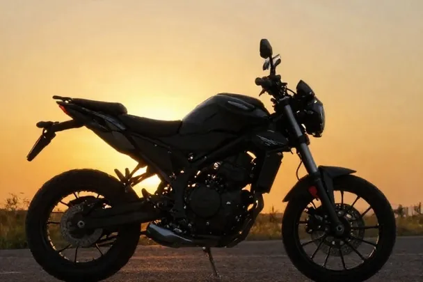 Motocicleta sin marcas descansa junto a una carretera abierta