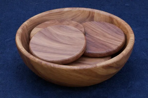 Fichas circulares de madera lisa llenan un cuenco sencillo