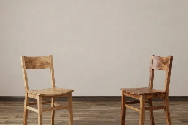 Dos sillas de madera permanecen separadas en una habitación real