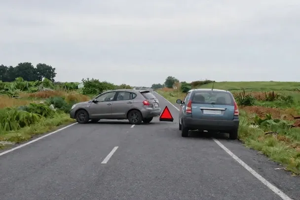 Dos coches detenidos a distancia tras un incidente leve en una carretera vacía