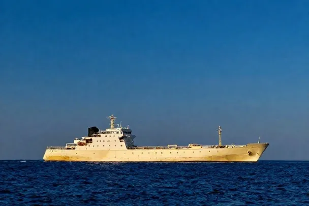 Gran barco sin marcas navega con calma por un mar abierto