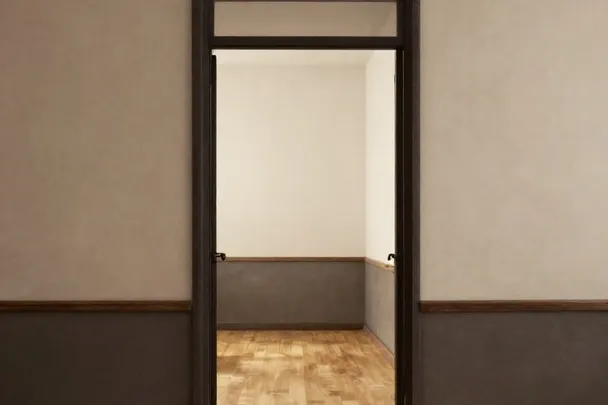 Recibidor desconocido con una puerta interior abierta.