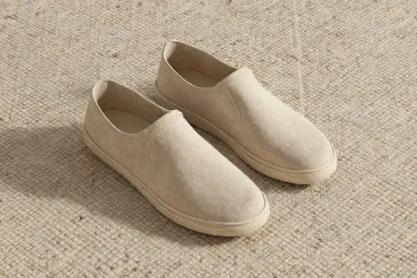 Par de zapatos sencillos descansa sobre una alfombra limpia