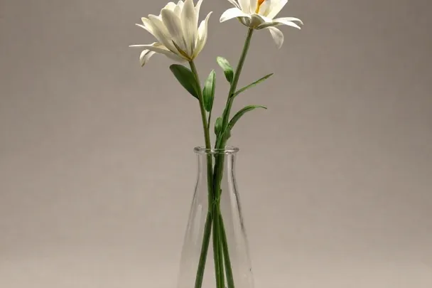 Dos flores se inclinan una hacia otra en un jarrón liso