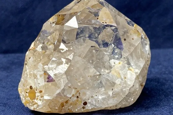 Cristal transparente refleja la luz junto a una piedra de textura firme