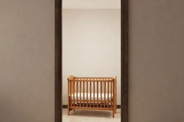 Cuna vacía permanece al otro lado de una puerta abierta