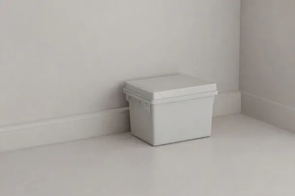 Rincón de cocina limpio conserva una caja de control de plagas cerrada