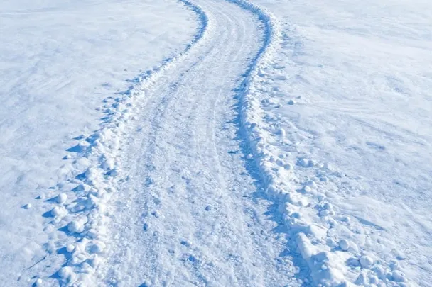 Sendero sereno atraviesa un paisaje cubierto de nieve limpia