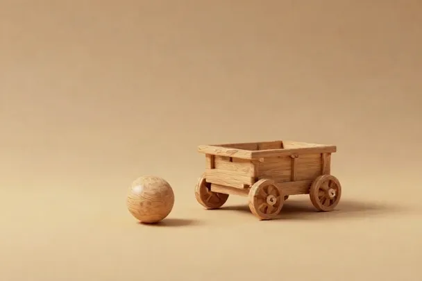 Pelota pequeña junto a un juguete de madera en el suelo.