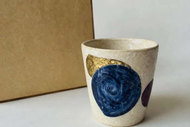 Taza familiar y álbum cerrado ocupan un lugar preciso junto a la ventana