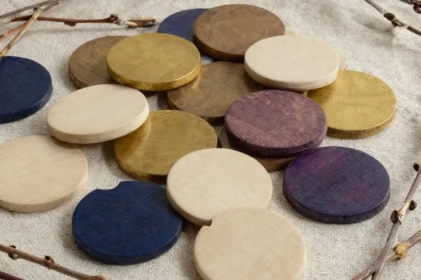Piezas de madera lisas descansan entre ramas de sauce entrelazadas